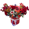 Шляпная коробка с гранатом, клубникой и макарон «Ягодный вельвет»